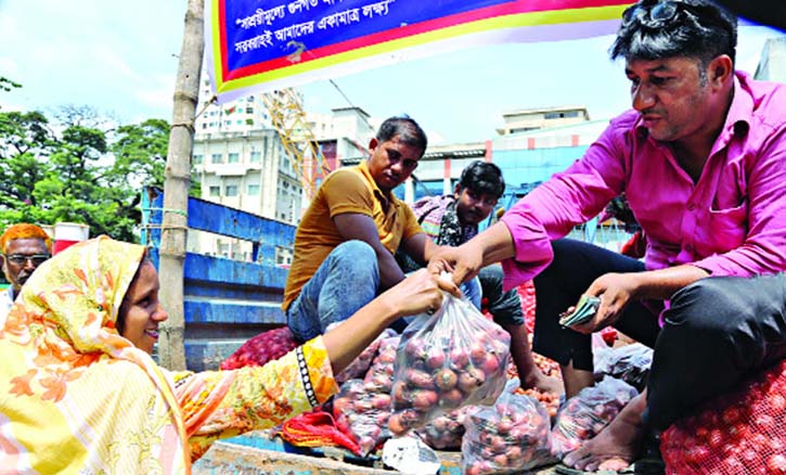 বিদেশি পেঁয়াজ ১৫ টাকায়ও বিক্রি হচ্ছেনা