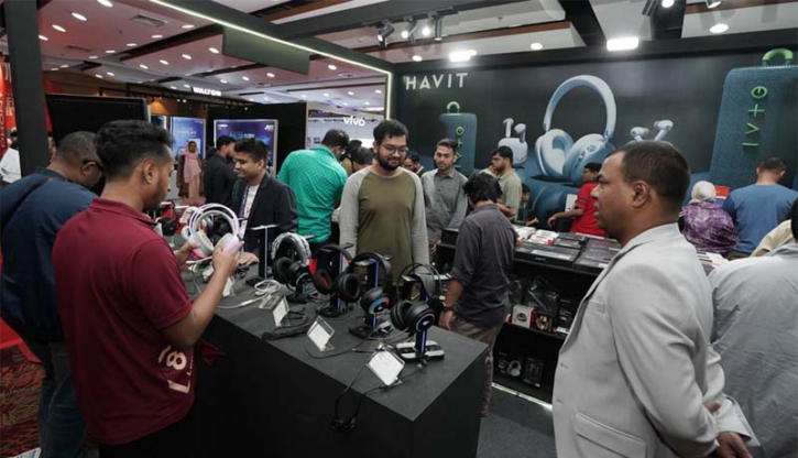 মেলায় বিক্রি ও দর্শনার্থীর ভিড়ে সন্তুষ্ট ব্যবসায়ীরা